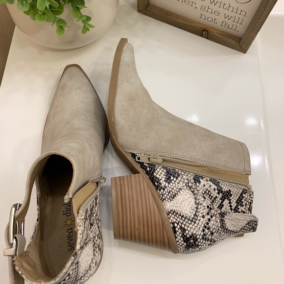 Snake Print cut out Booties - Picture 4 of 4